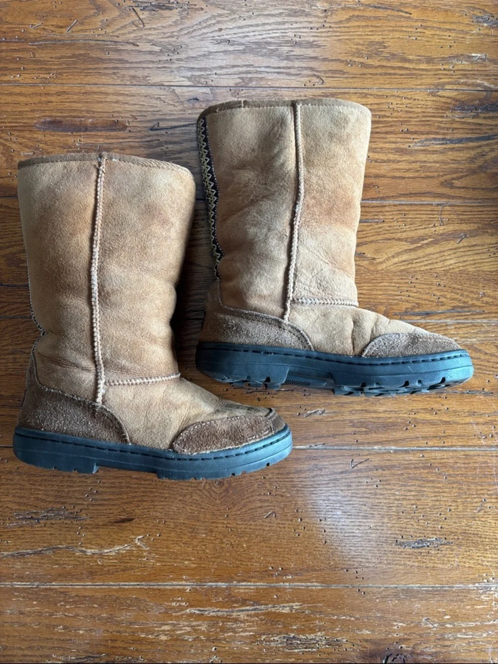 UGG Classic Short Boots Women’s 5245 Chestnut Tan Suede Sheepskin Lined Size 7